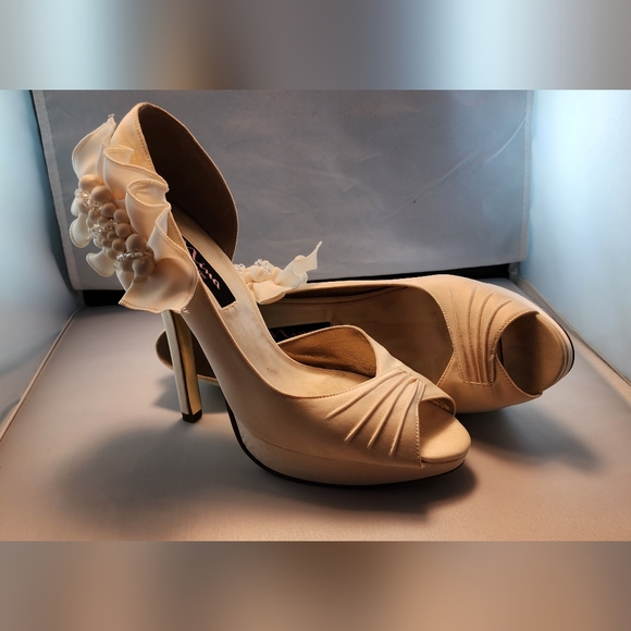New Nina Ivory Platform Ruffle and Beaded Embellished Pump Size 9M - Picture 5 of 10